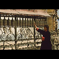 Valle di Kathmandu, Swayambunhath, esule tibetana gira le ruote di preghiera dello stupa