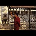 Valle di Kathmandu, Swayambhunath, monaco ruota le preghiere