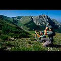 Guardia Forestale durante un avvistamento sullo sfondo Val di Panico e Monte Bove