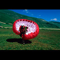 Castelluccio di Norcia, atterraggio con il parapendio sul Piano Grande