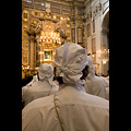 Viterbo - Macchina di Santa Rosa, i facchini nella chiesa della SS. Trinità durante il 'Giro delle Chiese'